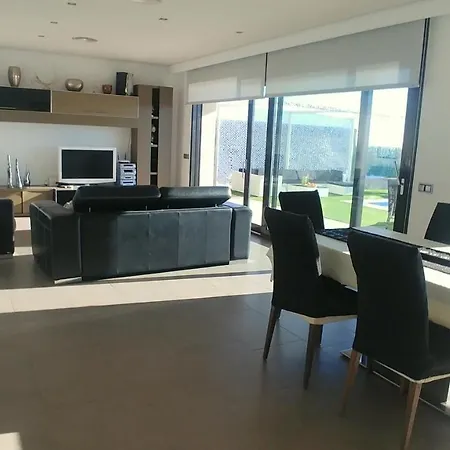 Sleeps 11 Pool Air Con Wifi